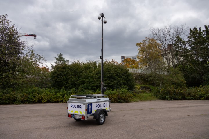 Poliisin uusi valvontaperävaunu tehostaa valvontaa häiriökohteissa