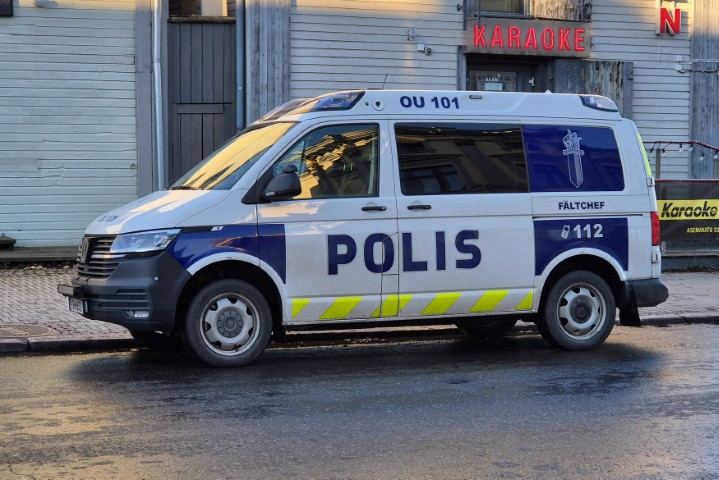 POLIISI: Oikeusasiamies arvioi poliisiajoneuvojen kuljetusturvallisuutta – pitää turvalaitteiden lisäämistä partioautojen kuljetustiloihin perusteltuna