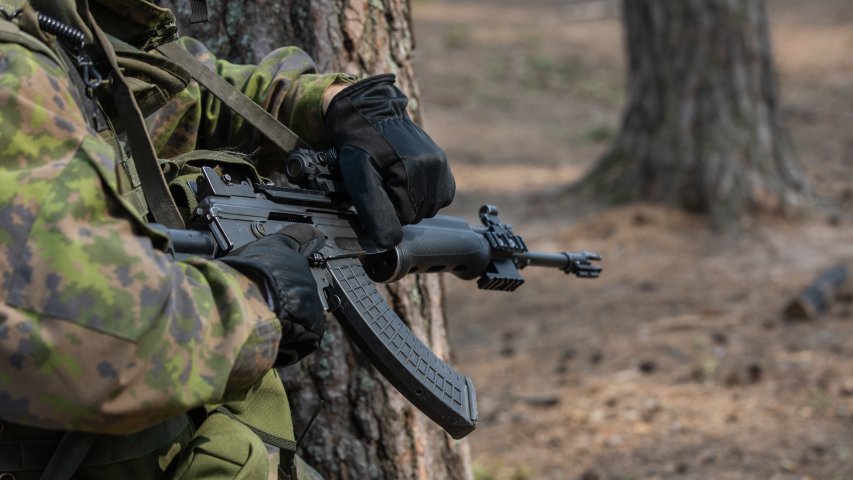 PUOLUSTUSVOIMAT: Varusmiehiä altistui paukkupatruunan melulle